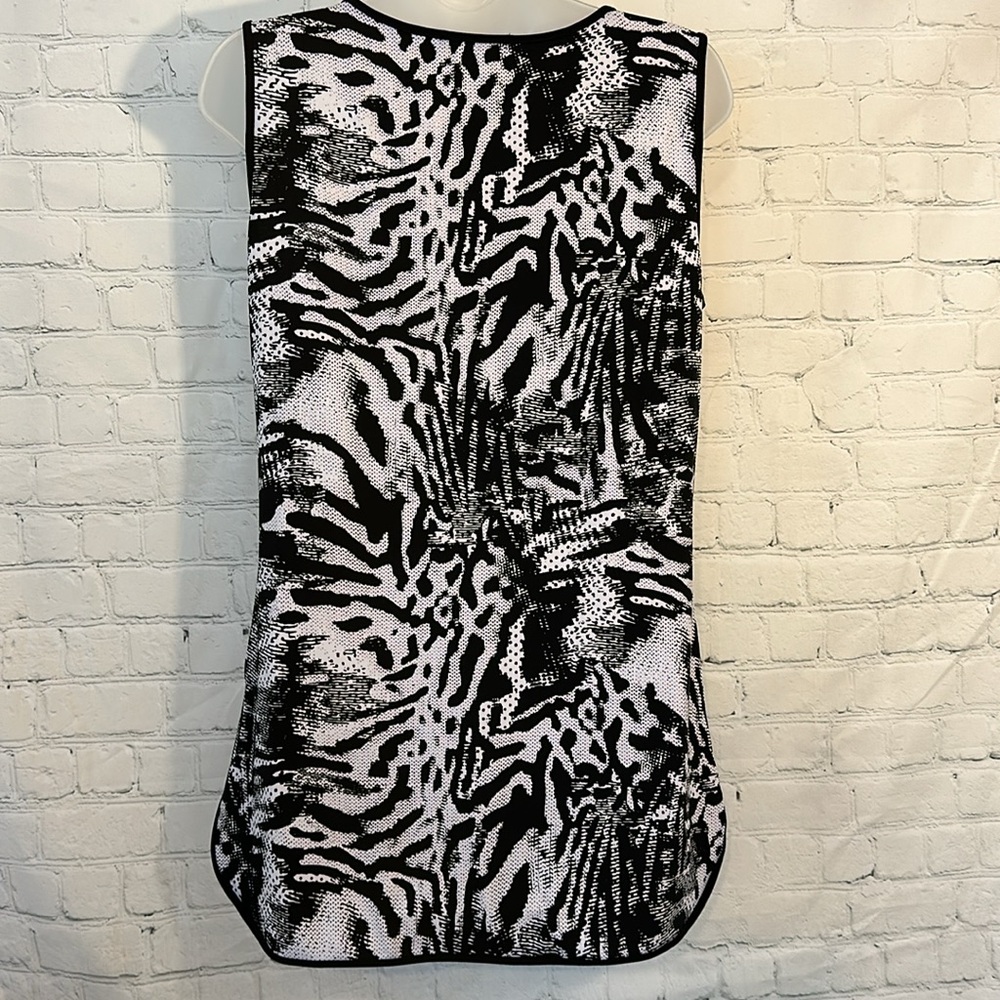 Tahari black and white animal print top - Picture 5 of 8